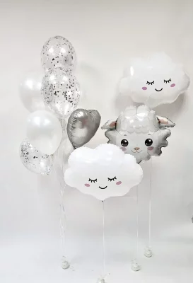 Композиция из воздушных шаров с облачками и овечкой